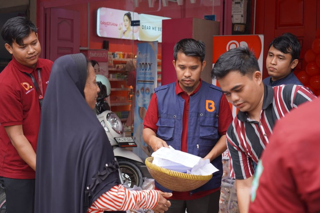 Babada Foundation Bagi Sembako Gratis dalam Acara Grand Opening Rotte Umban Sari Pekanbaru Babada Foundation gelar bagi sembako gratis dan cek kesehatan di Pekanbaru, dukung BSI & RS Tabrani. Bantu warga kurang mampu RW 4,6,7,3.