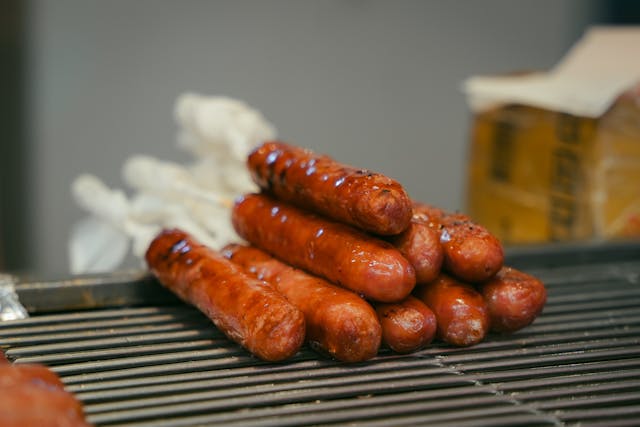 Apa itu ultra-processed food (UPF), ciri, dampak kesehatan, dan cara bijak mengonsumsinya dalam kehidupan sehari-hari.